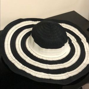 Collectionneighteen  Women’s Black & White Hat.